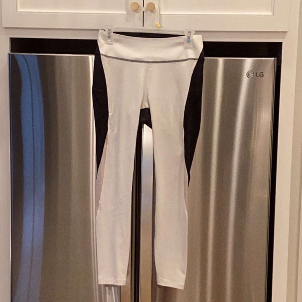 Outdoor Voices Women’s White and Black Leggings Size M